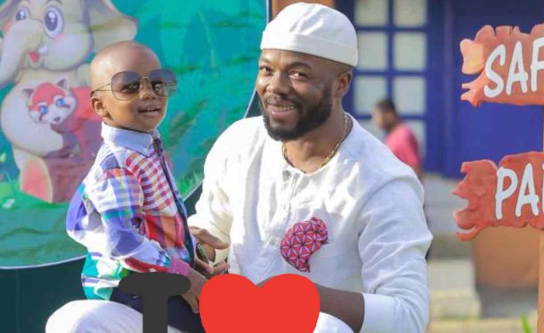 Le chanteur ivoirien Kerozen et son fils