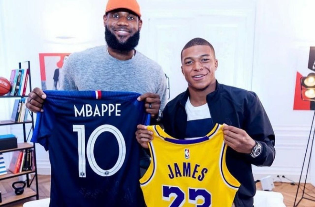 LeBron James et Kylian Mbappé arborent sur ce cliché posté par l’attaquant parisien leur maillot respectif. Instagram/Kylian Mbappé