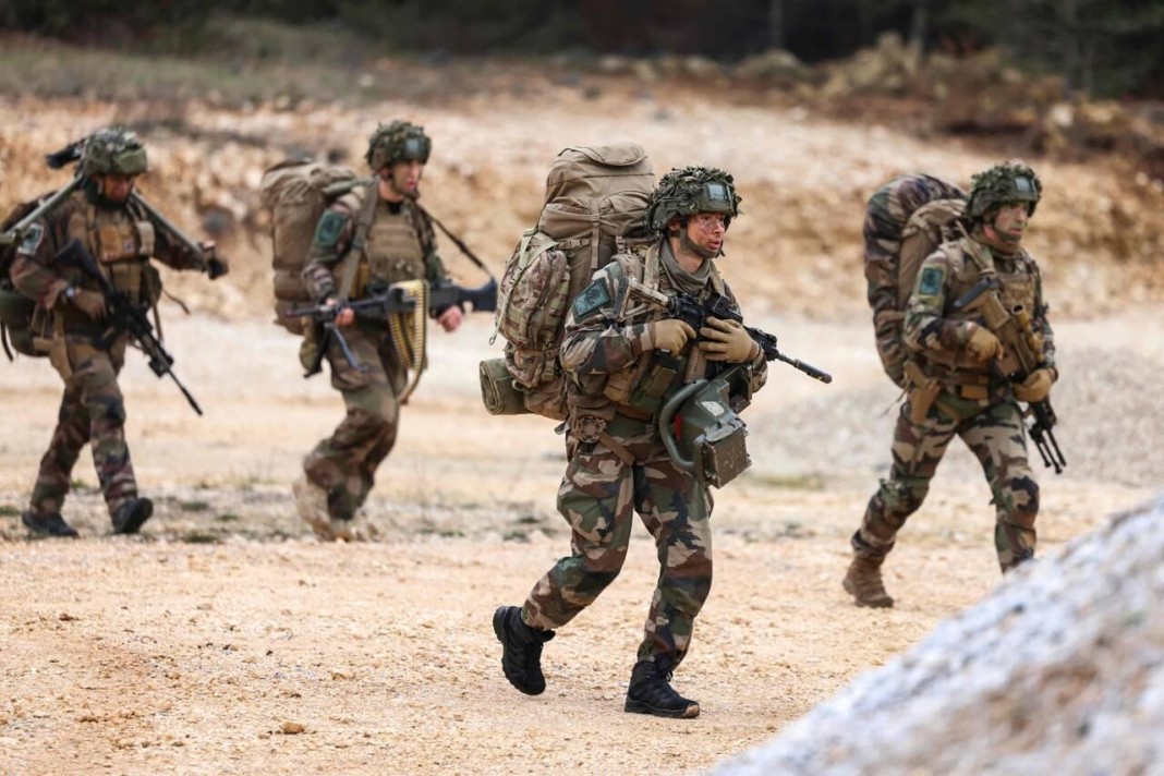 Des parachutistes français Ã  Castres (Tarn), le 25 février 2023. | CHARLY TRIBALLEAU / AFP