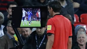 Un arbitre devant l'écran de la VAR
