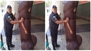 un homme déguisé en penis au Brésil