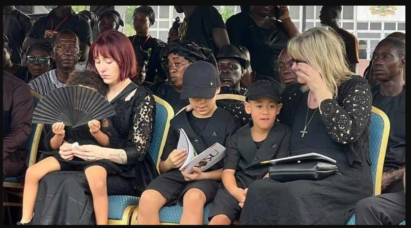 Marie-Claire Rupio, veuve de Christian Atsu, et ses enfants