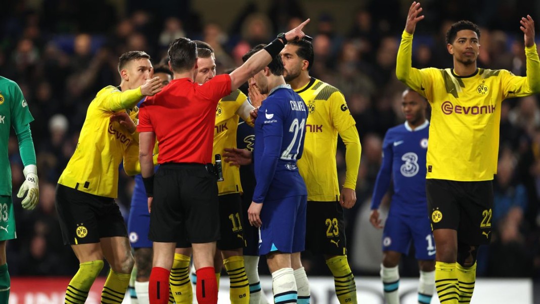 Des joueurs de Dortmund qui font des réclamations Ã  l'arbitre lors du match contre Chelsea