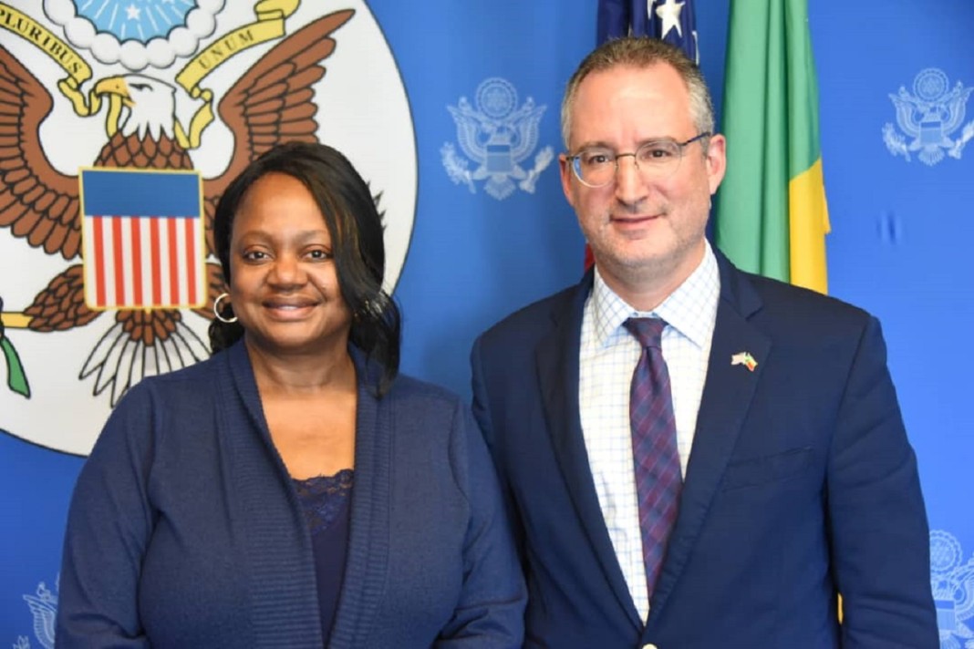 La Sous-Secrétaire d'Etat américain chargée du contrôle des armements et de la sécurité internationale, Bonnie Denise Jenkins et l'ambassadeur américain Ã  Cotonou Brian Shukan