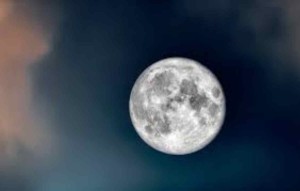 une pleine lune dans un ciel sombre