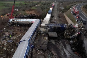 Grèce: au moins 32 morts et 85 blessés dans une violente collision frontale entre deux trains