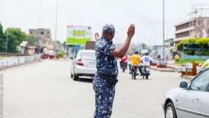 Un policier en train de réguler la circulation Ã  Cotonou
