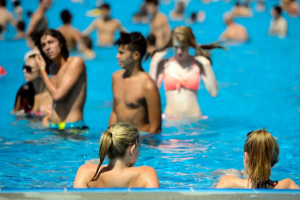 Les femmes autorisées Ã  nager seins nus en Allemagne