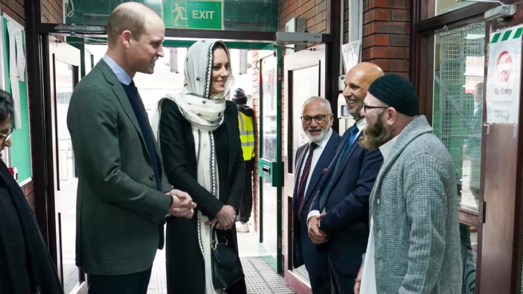 En pleine visite dans un centre islamique au Royaume-Uni, Kate Middleton s’est vue snobée par un imam. Il a tout simplement refusé de lui serrer la main.