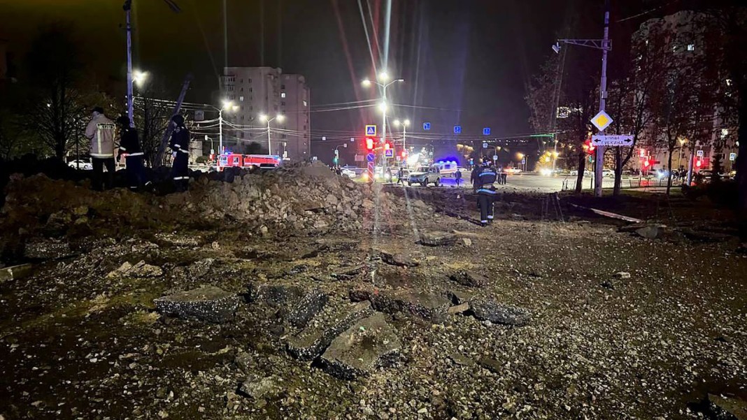Un avion de combat russe a perdu une munition jeudi soir, tombée dans la ville de Belgorod, près de la frontière avec l'Ukraine, indique l'armée de Moscou.