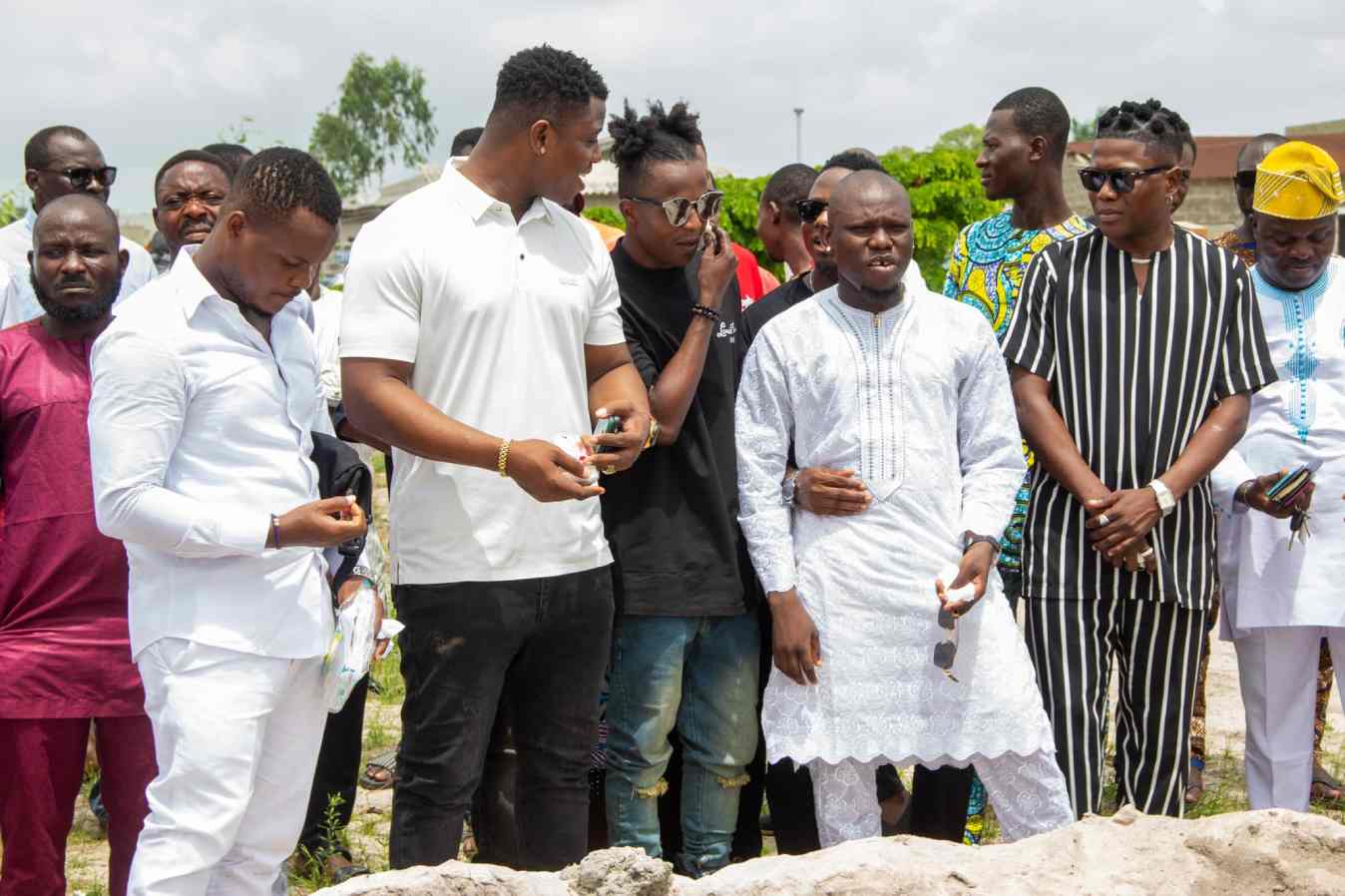 La mère du chanteur First King conduite Ã  sa dernière demeure @ Pge FB First King