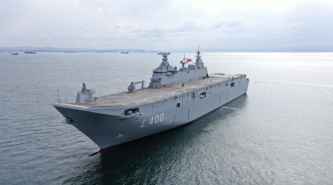 TCG Anadolu, conçu pour faire décoller et atterrir les drones de combat turcs.