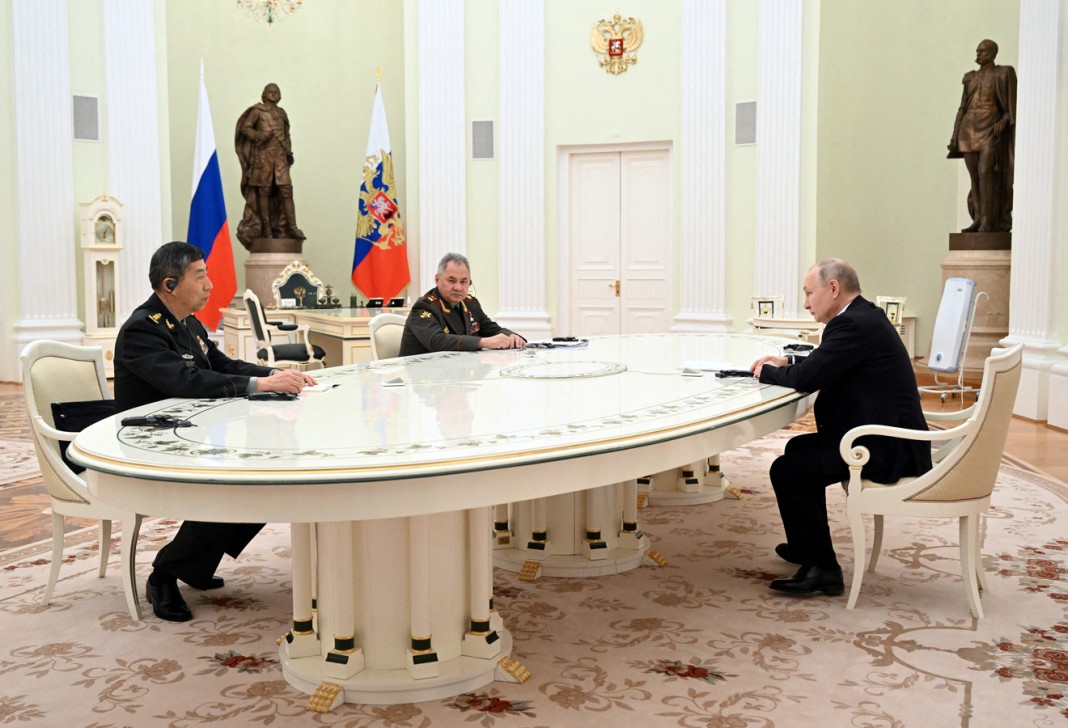 Le président russe Vladimir Poutine, le ministre de la Défense russe Sergei Shoigu et le ministre chinois de la Défense Li Shangfu lors d'une réunion Ã  Moscou le 16 avril. (Photo de pool via Reuters)