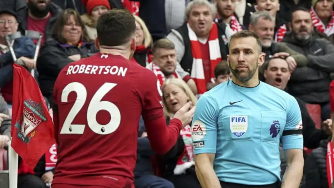 Andrew Robertson et l'arbitre assistant Constantine Hatzidakis