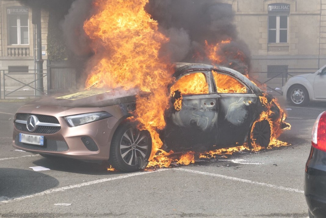 Ce samedi 15 avril, plusieurs véhicules ont été détruits sur le parking Vilaine, près de République Ã  Rennes, dont une nouvelle Mercedes en feu. (©Hugo Murtas / actu Rennes)