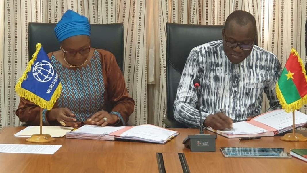 Le ministre burkinabè de l’Economie, des Finances et de la Prospective, Aboubakar Nacanabo, et la Représentante résidente de la Banque mondiale au Burkina Faso, Maimouna Mbow Fam