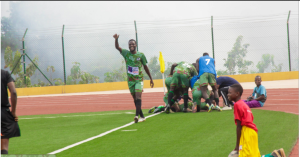 Des joueurs de Adjidja célèbrent leur but