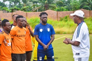 Le coach stanislas Akélé et les joueurs du Dragons FC lors d'une séance d'entrainement