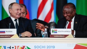 Le président russe Vladimir Poutine, Ã  droite, et le président sud-africain Cyril Ramaphosa