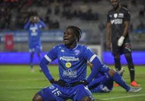 Le milieu offensif de Chamois niortais Junior OlaÃ¯tan