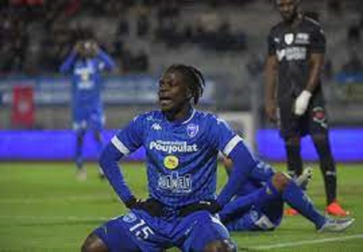 Le milieu offensif de Chamois niortais Junior Olaïtan