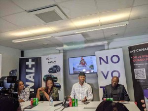 Des personnes assises au bord d'une table