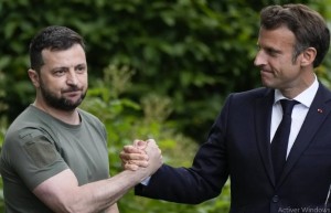 Volodymyr Zelenskyy, Ã  gauche, et Emmanuel Macron se serrent la main Ã  la fin d'une conférence de presse au palais Mariyinsky Ã  Kiev, en Ukraine, jeudi 16 juin 2022. — Natacha Pisarenko/AP/SIPA