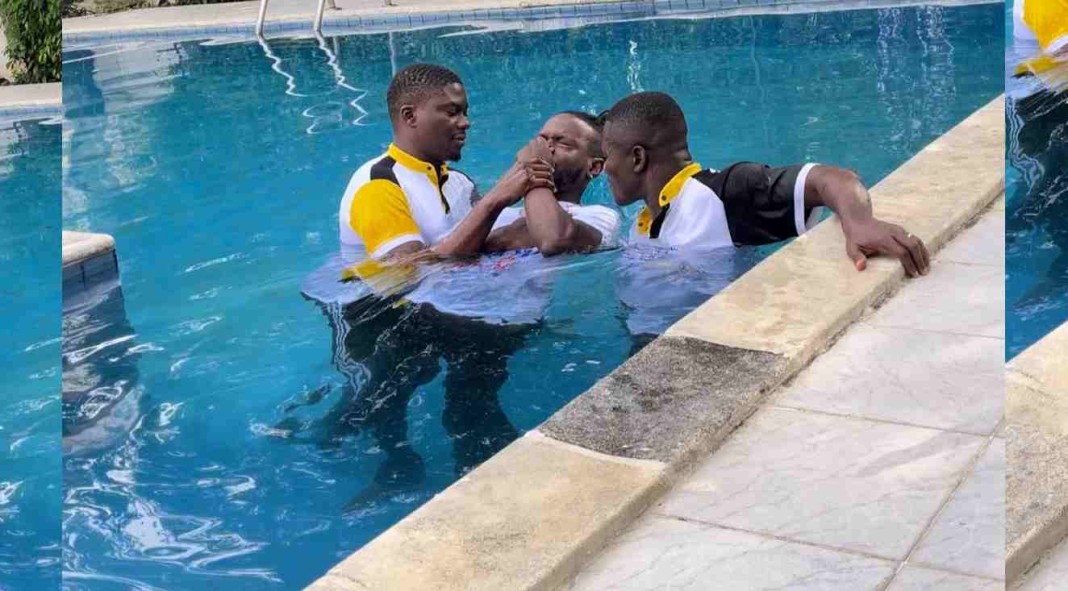 baptême du chanteur Fanicko dans une piscine