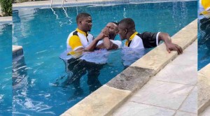 baptême du chanteur Fanicko dans une piscine