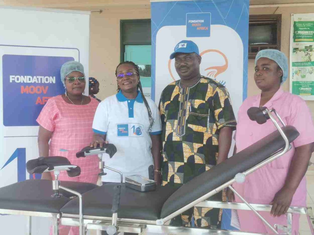 don de table d'accouchement de la Fondation Moov Africa Ã  l'hôpital de Zone de Djidja