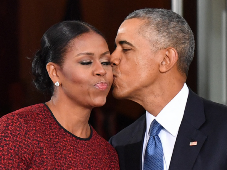 Barack Obama: Ce geste incroyable de l’ex président américain envers sa femme fait sensation Barack Obama: Ce geste incroyable de l’ex président américain envers sa femme fait sensation