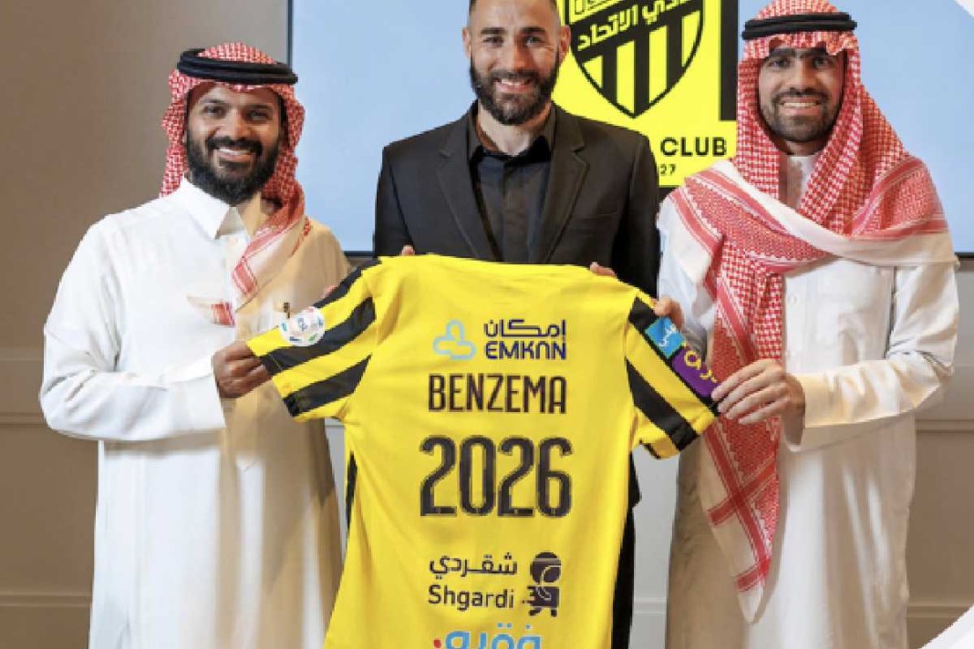Karim Benzema pose avec le maillot de Al-Ittihad