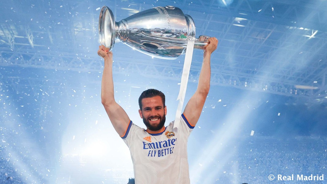 Nacho sous le maillot du Real Madrid, avec le trophée de la Ligue des champions