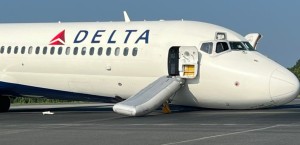 Le Boeing 717-200 du vol DL1092 de Delta Air Lines s'est posé sur la piste 36L de l'aéroport international de Charlotte-Douglas, NC (CLT), avec le train d'atterrissage avant rentré.