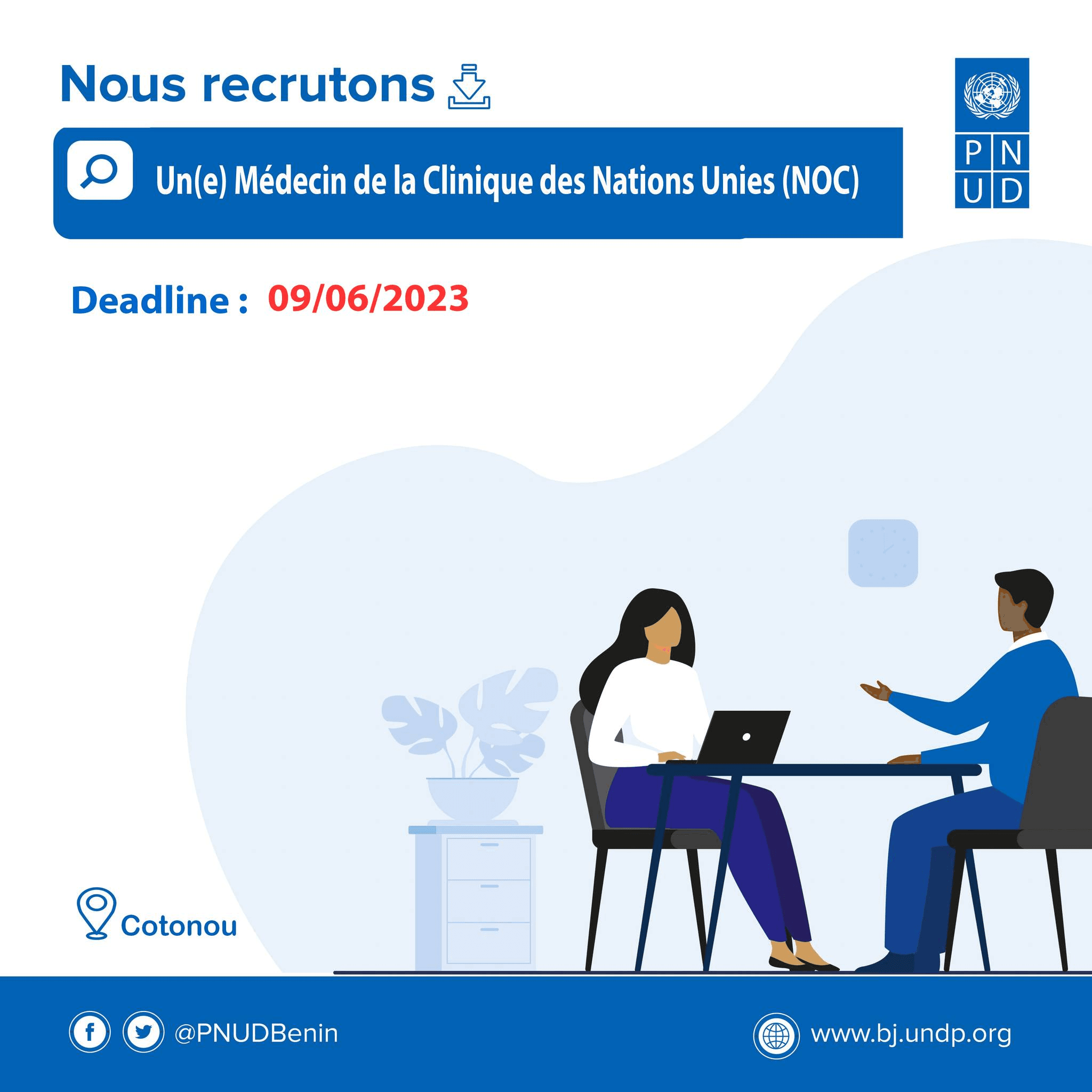 Médecin en consultation avec un patient dans un cabinet médical.