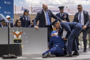 Après avoir prononcé un discours et remis des diplômes aux élèves de l'Académie de l'armée de l'air Ã  Colorado Springs, Joe Biden a chuté devant les caméras.