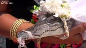 Le maire de San Pedro Huamelula, Victor Hugo Sosa, est dorénavant uni par les liens du mariage avec un alligator.