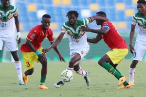 Des joueurs U23 du Mali et de la Guinée