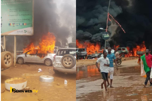 Des manifestants soutenant les militaires putschistes, le 27 juillet 2023 Ã  Niamey, au Niger.