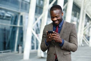 Homme Noir au téléphone
