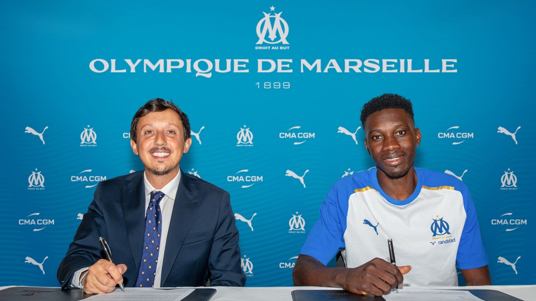 Ismaila Sarr signe son contrat avec l'OM, en compagnie du président du club Pablo Longoria