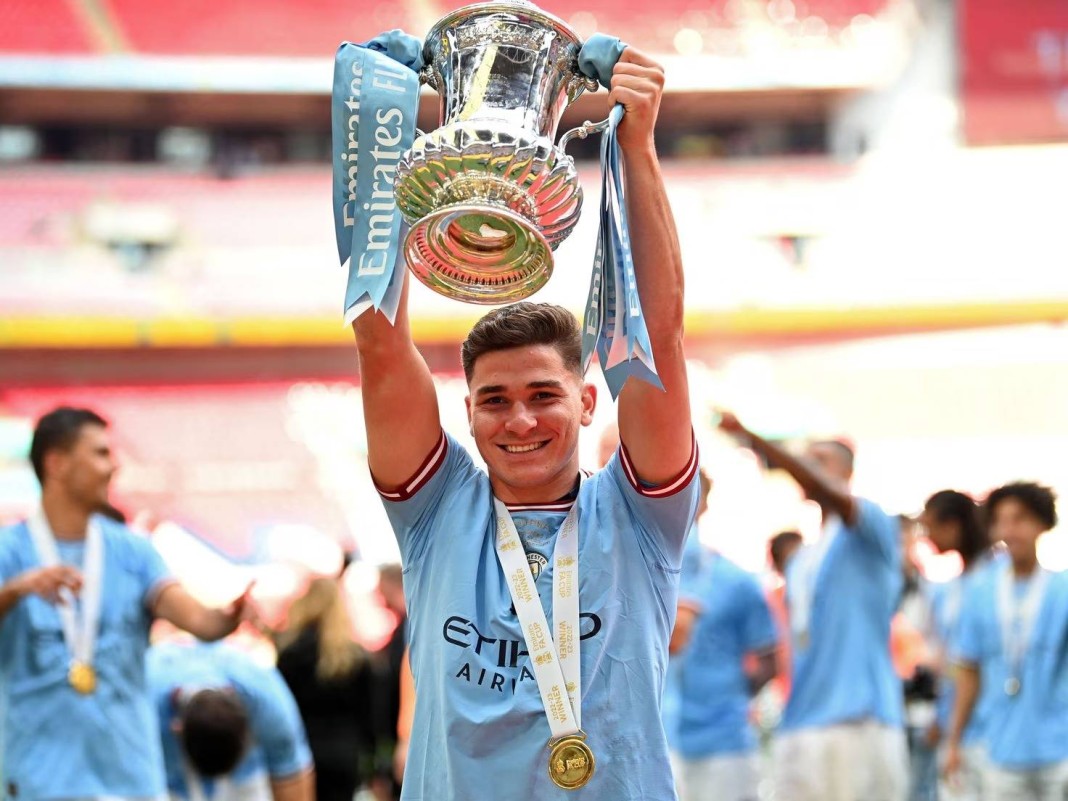 Julian Alvarez qui célèbre le titre en FA Cup remporté par Manchester City