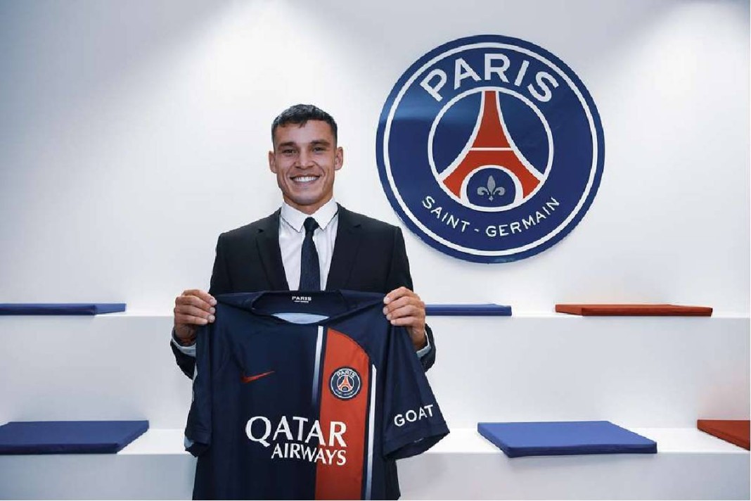 Manuel Ugarte avec le maillot du PSG