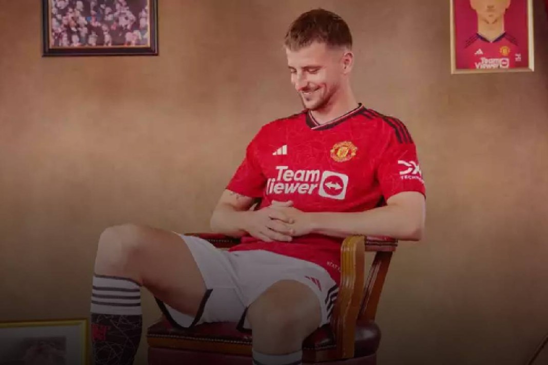 Mason Mount avec le maillot de Manchester United