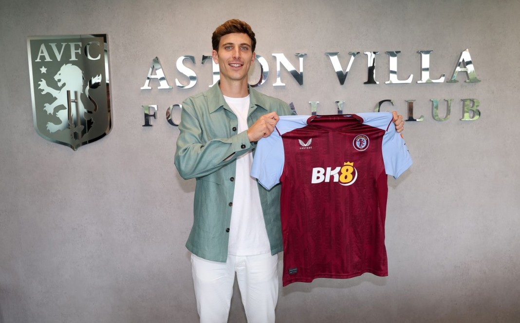 Pau Torres avec le maillot de Aston Villa