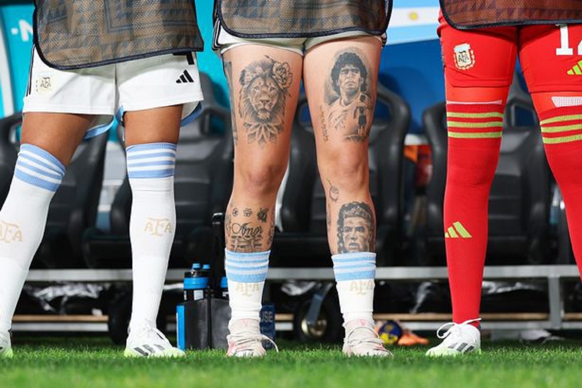 Yamila Rodriguez (au centre) avec les tatouages ​​de Diego Maradona et Cristiano Ronaldo