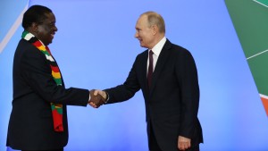 Le Président zimbabwéen Emmerson Mnangagwa et son homologue russe Vladimir Poutine. Sommet Russie-Afrique Ã  Saint-Pétersbourg.