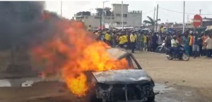 Le véhicule accidenté en feu