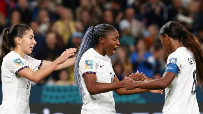 Kadidiatou Diani célèbre ses buts contre le Panama avec ses coéquipières