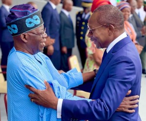 Patrice Talon et Bola Tinubu au défilé militaire